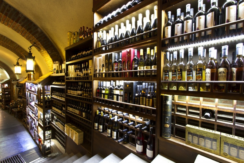 vitrine-COARAZE-min_world_street_travel_shop_canon_georgia_wine_bottles-429767